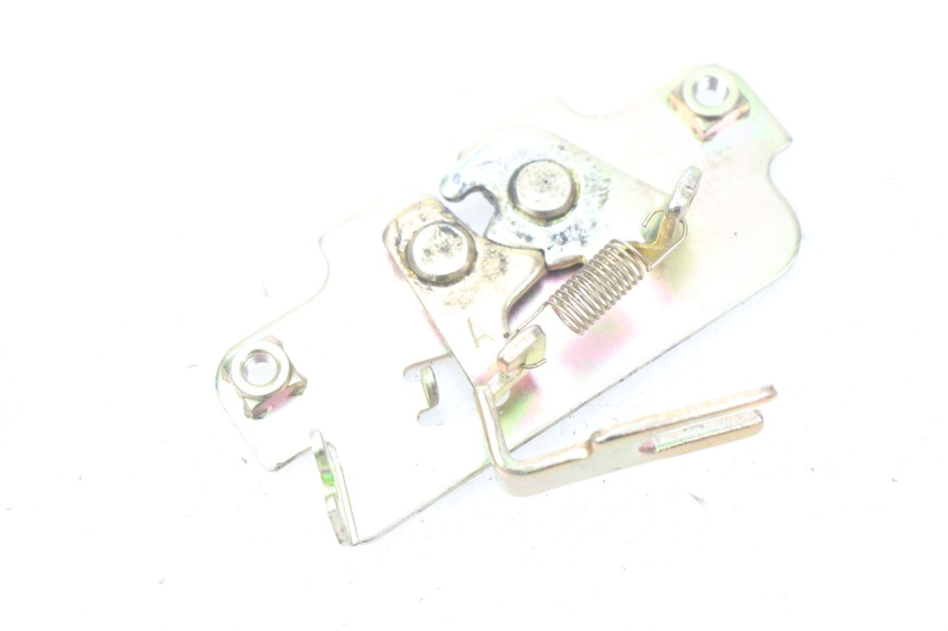 photo de CIERRE ASIENTO HOOK PEUGEOT TWEET ACTIVE 4T 50 (2018 - 2022) - Detalle de la pieza