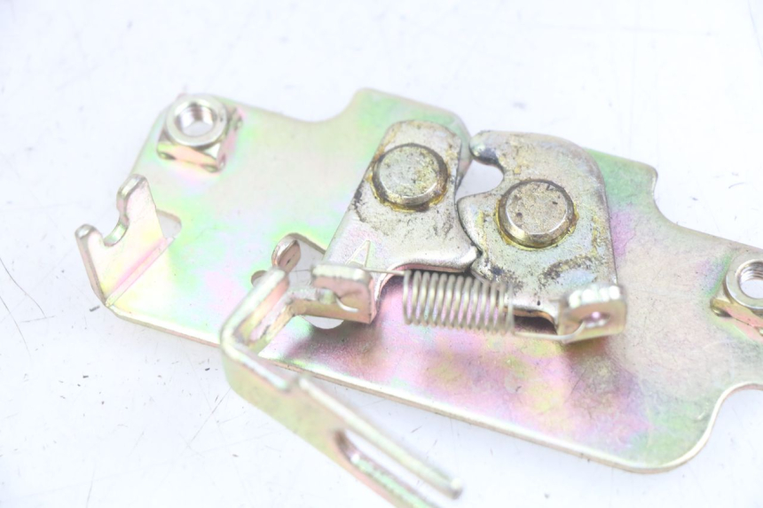 photo de CERRADURA DE ASIENTO PEUGEOT TWEET 125 (2018 - 2021) - Detalle de la pieza