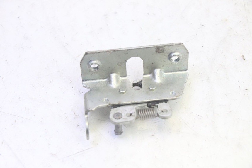 photo de CIERRE ASIENTO HOOK YAMAHA TZR 50 (2008 - 2016) - Otra perspectiva