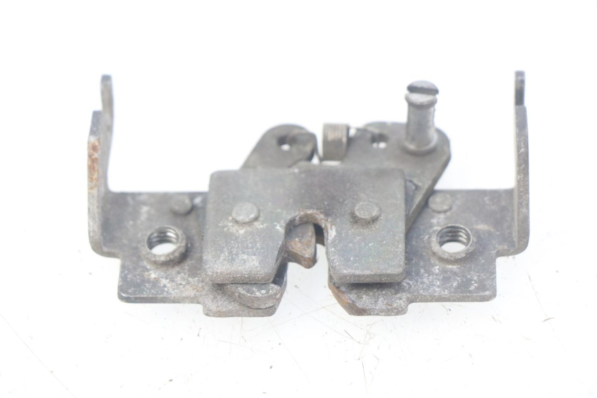 photo de CIERRE ASIENTO HOOK SUZUKI UH BURGMAN 125 (2002 - 2006) - Detalle de la pieza