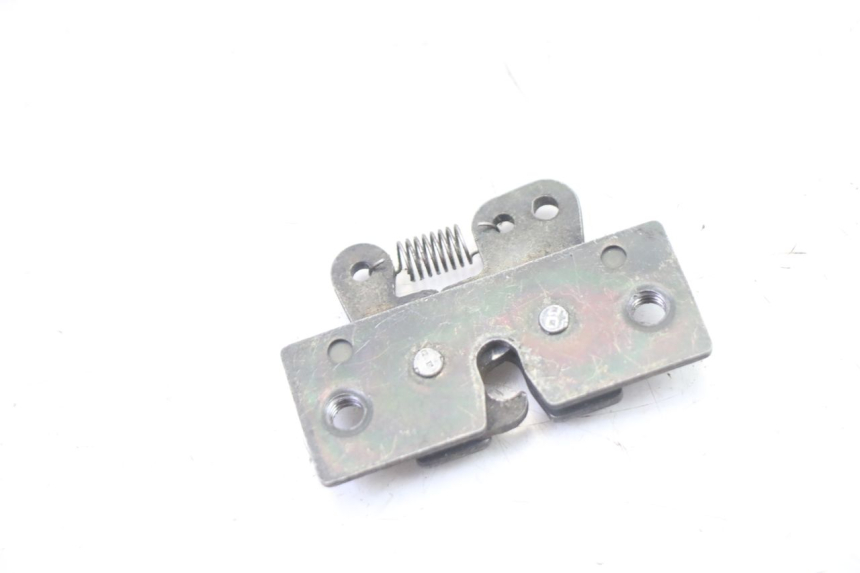 photo de CIERRE ASIENTO HOOK PEUGEOT VIVACITY 50 (2004 - 2009) - Zoom estado de uso