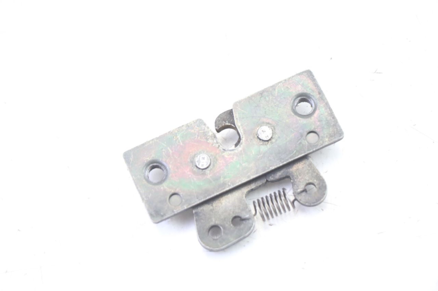 photo de CIERRE ASIENTO HOOK PEUGEOT VIVACITY 50 (2004 - 2009) - Otra perspectiva