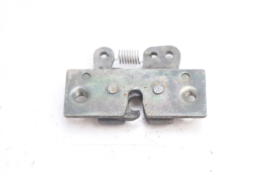 photo de CIERRE ASIENTO HOOK PEUGEOT VIVACITY 50 (1998 - 2003) - Zoom estado de uso