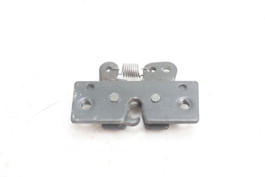 photo de CIERRE ASIENTO HOOK PEUGEOT VIVACITY 50 (2004 - 2009) - Zoom estado de uso