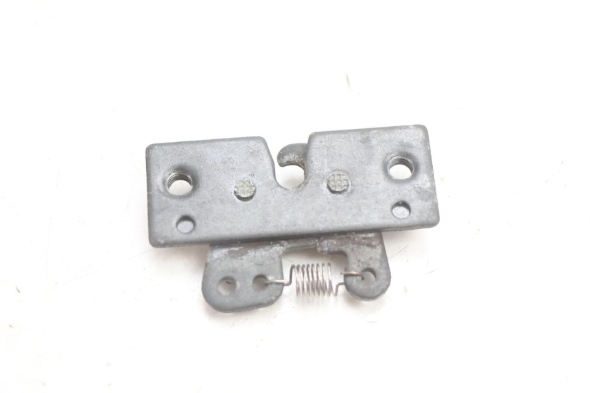 photo de CIERRE ASIENTO HOOK PEUGEOT VIVACITY 50 (2004 - 2009) - Otra perspectiva