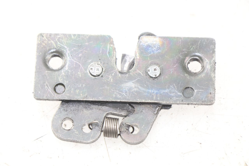 photo de CIERRE ASIENTO HOOK PEUGEOT VIVACITY 100 (1999 - 2008) - Zoom estado de uso