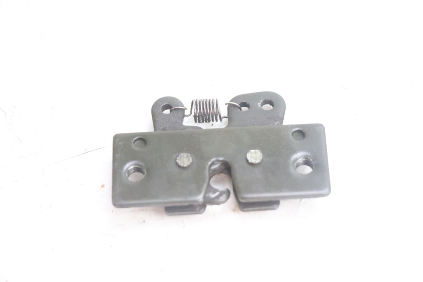 photo de CIERRE ASIENTO HOOK PEUGEOT VIVACITY 100 (1999 - 2008) - Zoom estado de uso
