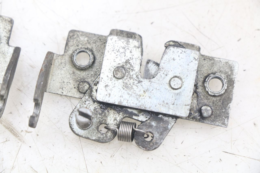 photo de CERRADURA DEL ASIENTO YAMAHA X-MAX XMAX 250 (2006 - 2009) - Otra perspectiva