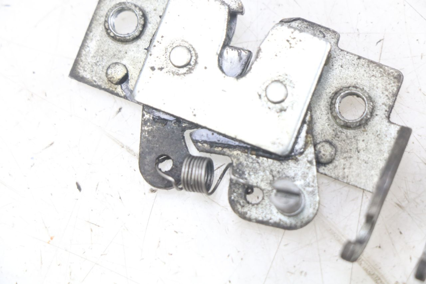 photo de CERRADURA DEL ASIENTO YAMAHA X-MAX XMAX 250 (2006 - 2009) - Primer plano técnico