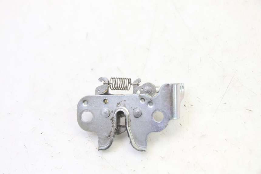 photo de CIERRE ASIENTO HOOK YAMAHA XMAX X-MAX 125 (2021 - 2025) - Zoom estado de uso