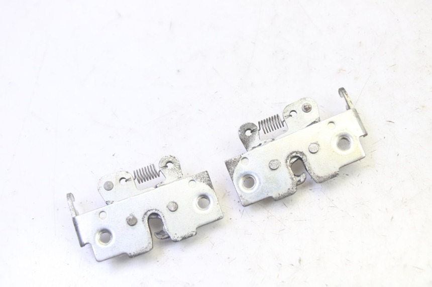 photo de CERRADURA DEL ASIENTO YAMAHA X-MAX XMAX 250 (2006 - 2009) - Primer plano técnico