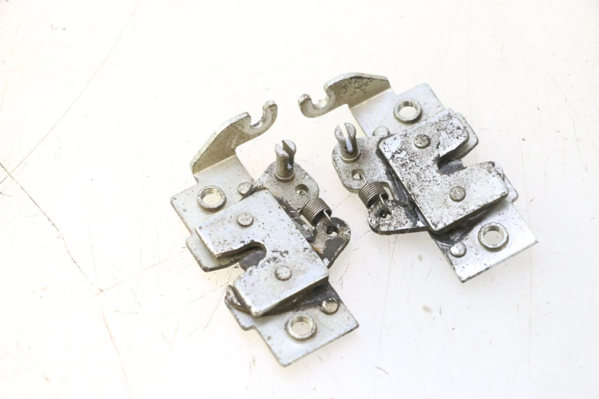 photo de CERRADURA DE ASIENTO YAMAHA XMAX X-MAX 125 (2006 - 2009) - Primer plano técnico