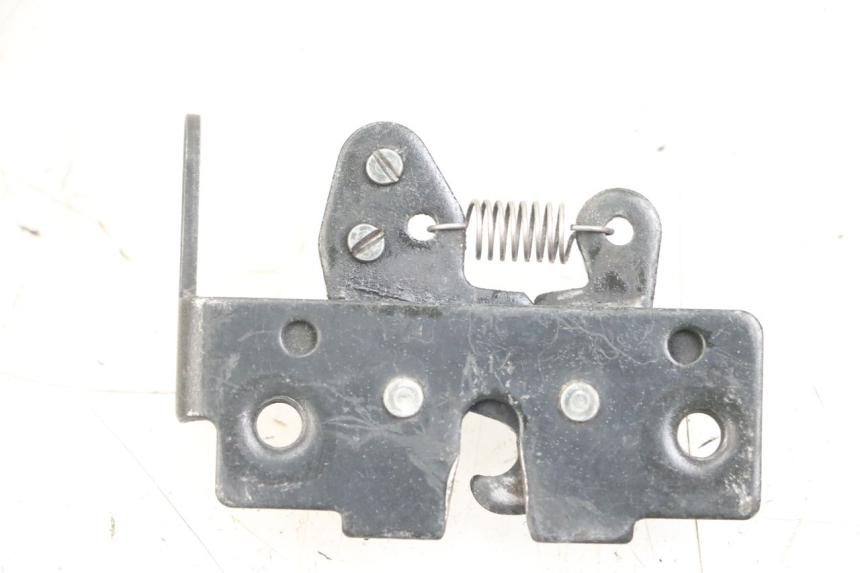 photo de CERRADURA DEL ASIENTO PIAGGIO X10 125 (2012 - 2017) - Zoom estado de uso