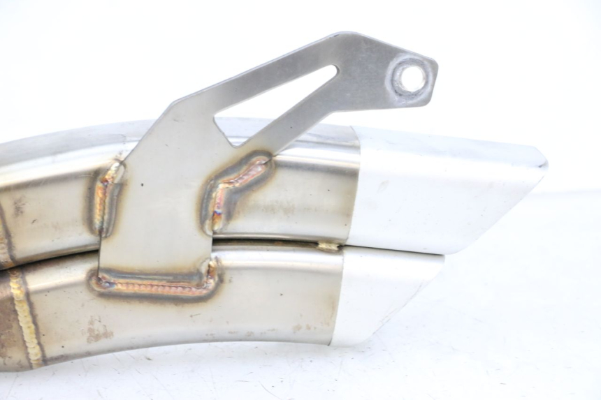 photo de ESCAPE SUZUKI GSR 750 (2011 - 2017) - Primer plano de alta resolución