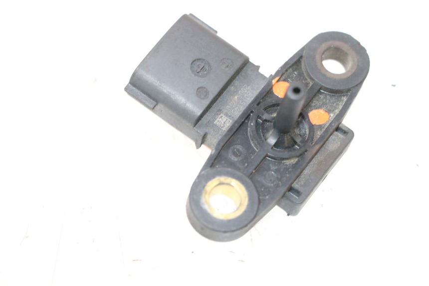 photo de SENSOR PRESION AIRE PEUGEOT SATELIS COMPRESSOR K15 125 (2006 - 2009) - Primer plano técnico