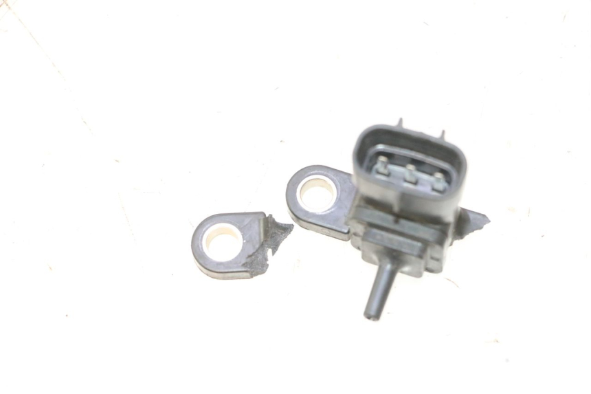 photo de SENSOR DE PRESIÓN DE AIRE YAMAHA XMAX X-MAX 125 (2006 - 2009) - Zoom estado de uso
