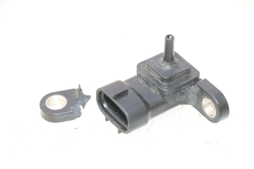 photo de SENSOR DE PRESIÓN DE AIRE YAMAHA XMAX X-MAX 125 (2006 - 2009) - Primer plano técnico