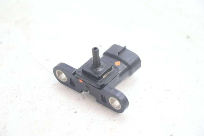 photo de SENSOR DE PRESIÓN DE AIRE YAMAHA XMAX X-MAX 125 (2006 - 2009) - Primer plano técnico