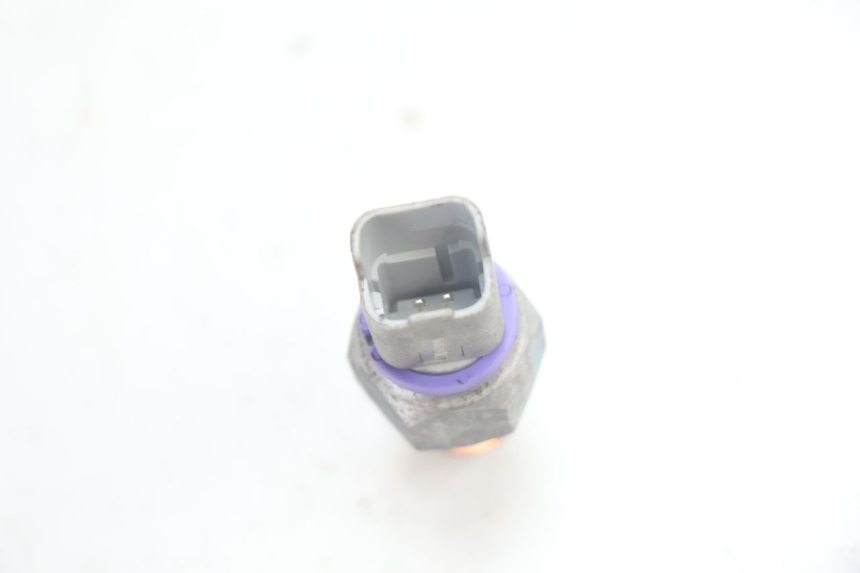 photo de FRENO SENSOR PRESION ACEITE PIAGGIO MP3 HPE 530 (2022 - 2026) - Primer plano técnico