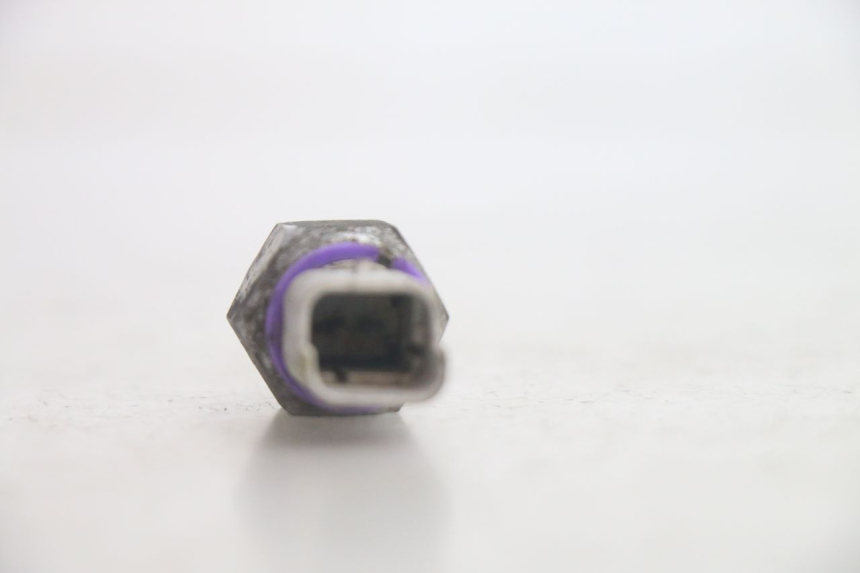 photo de SENSOR DE PRESIÓN DE ACEITE DE FRENO PIAGGIO MP3 125 (2006 - 2014) - Otra perspectiva
