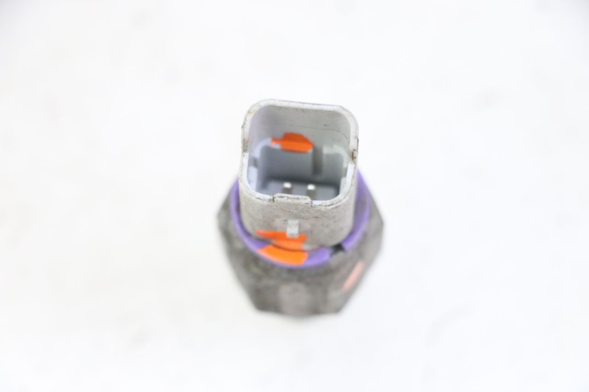 photo de SENSOR DE PRESIÓN DE ACEITE DE FRENO PIAGGIO MP3 125 (2006 - 2014) - Otra perspectiva