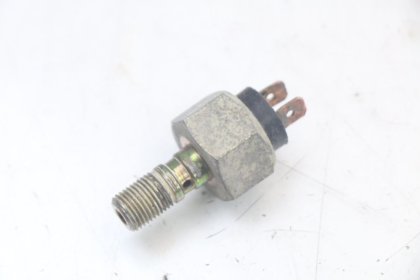 photo de SENSOR DE PRESIÓN DE ACEITE DE FRENO PEUGEOT XP6 50 (1997 - 2003) - Zoom estado de uso