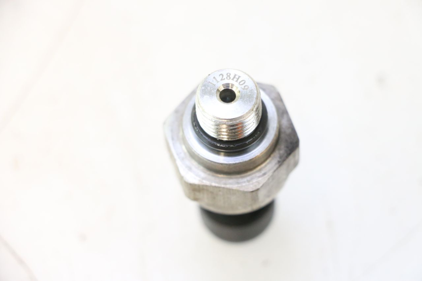 photo de SENSOR PRESION ACEITE HARLEY DAVIDSON ROAD GLIDE FLTRXSE 1920 (2018 - 2022) - Primer plano técnico