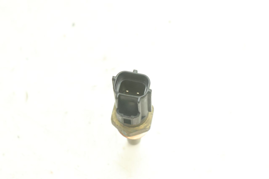 photo de SENSOR TEMPERATURA AGUA YAMAHA YZF R6 600 (2008 - 2009) - Zoom estado de uso