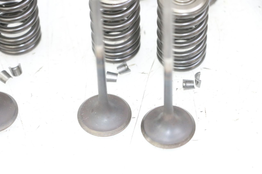 photo de VALVULA MOTOR HONDA CB R 1000 (2018 - 2023) - Zoom sobre los componentes