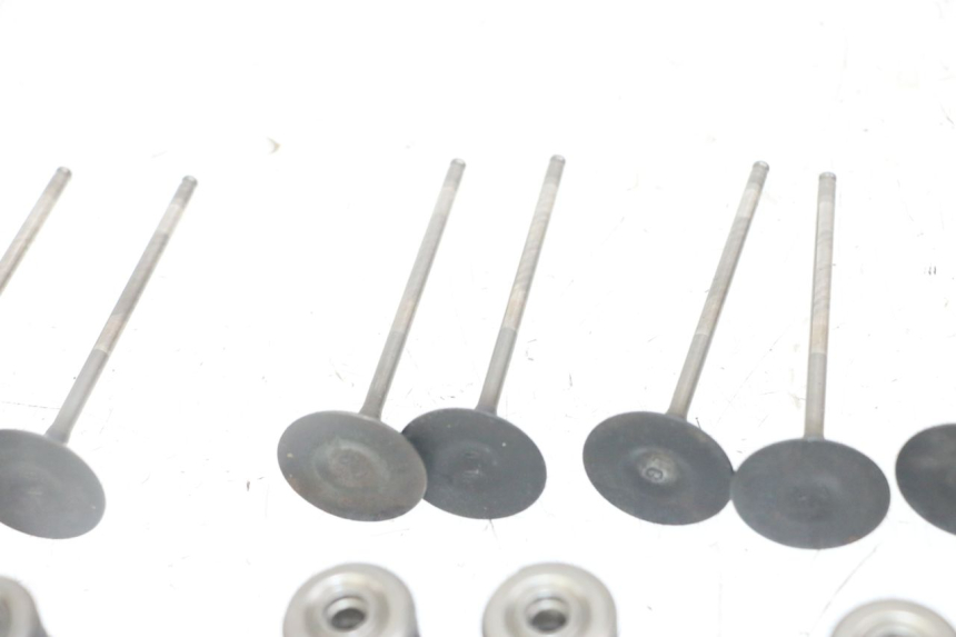 photo de VALVULA MOTOR HONDA CB R 1000 (2018 - 2023) - Primer plano de alta resolución