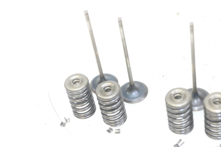 photo de VALVULA MOTOR HONDA CB R 1000 (2018 - 2023) - Enfoque en la estructura