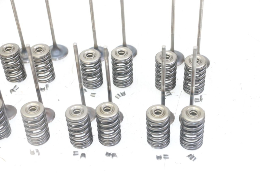 photo de VALVULA MOTOR HONDA CB R 1000 (2018 - 2023) - Primer plano técnico