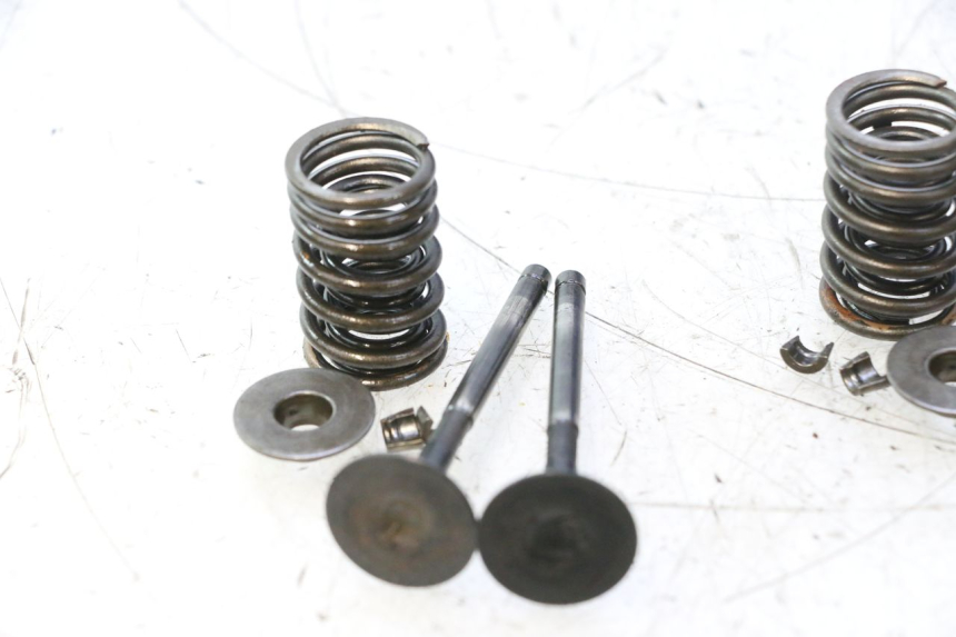 photo de VALVULA MOTOR HONDA CB TWO FIFTY 250 (1991 - 2002) - Primer plano técnico