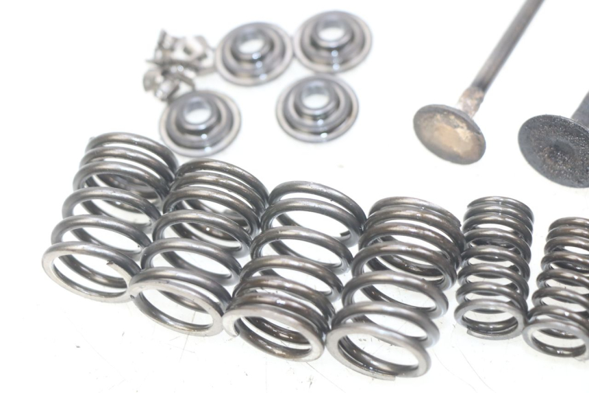 photo de VáLVULA HONDA CM 125 (1983 - 2003) - Primer plano técnico