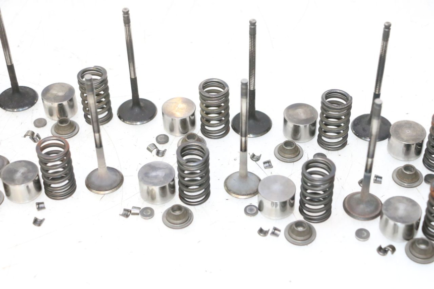 photo de VALVULA MOTOR YAMAHA FJR 1300 (2001 - 2005) - Primer plano técnico
