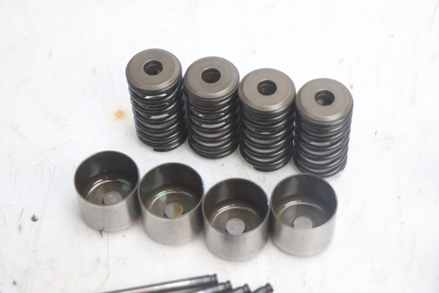 photo de VALVULA MOTOR HONDA FJS SILVER WING SILVERWING 400 (2005 - 2008) - Primer plano técnico
