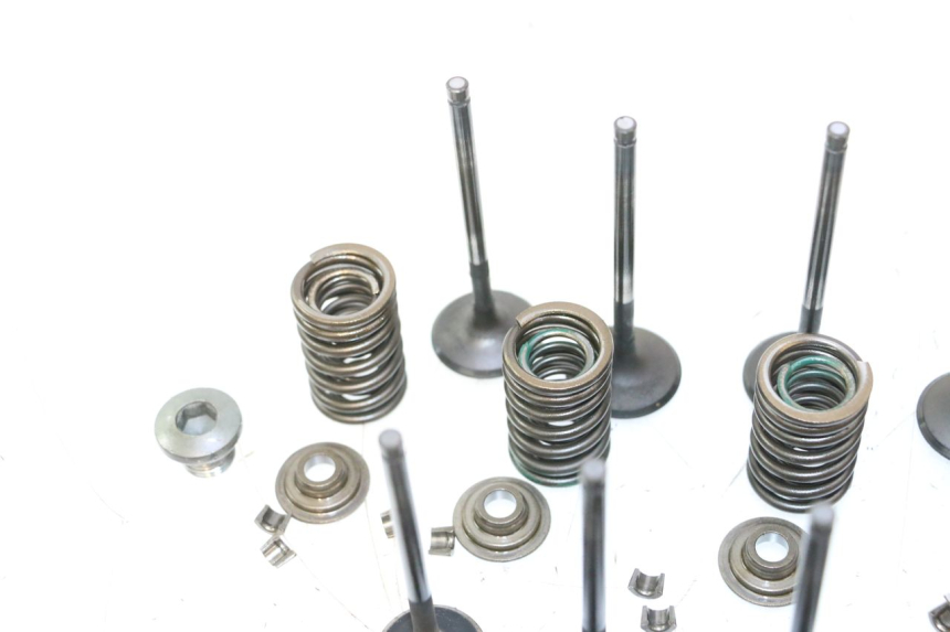photo de VALVULA MOTOR SUZUKI GSF N BANDIT 1200 (2001 - 2005) - Primer plano de alta resolución