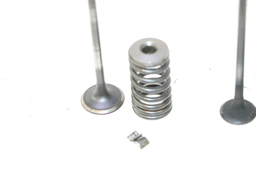 photo de VALVULA MOTOR PEUGEOT KISBEE 4T 50 (2010 - 2017) - Primer plano técnico