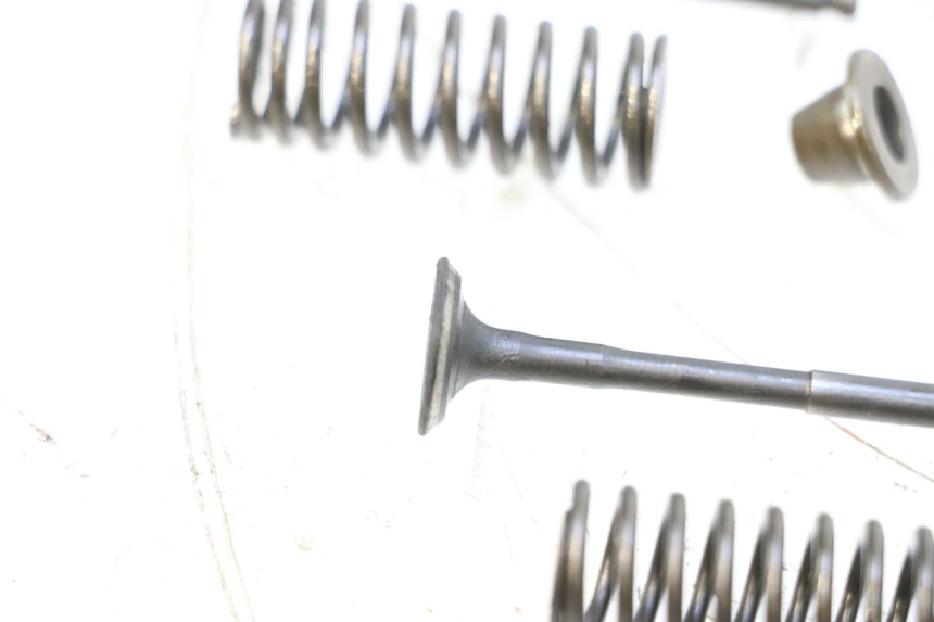 photo de VALVULA MOTOR YAMAHA NEOS NEO'S 4T 50 (2008 - 2016) - Primer plano técnico