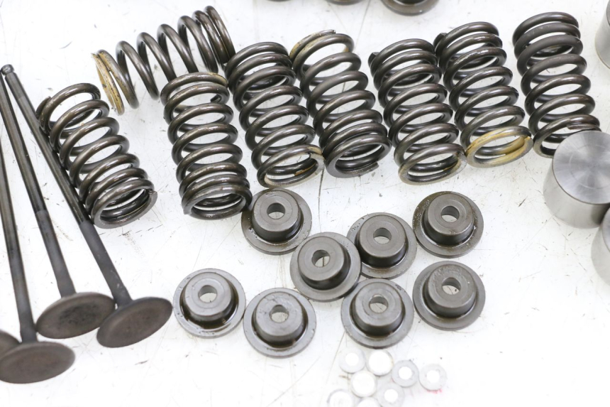 photo de VALVULA MOTOR SUZUKI GSR 750 (2011 - 2017) - Otra perspectiva