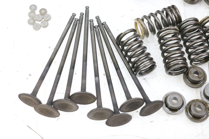 photo de VALVULA MOTOR SUZUKI GSR 750 (2011 - 2017) - Primer plano técnico