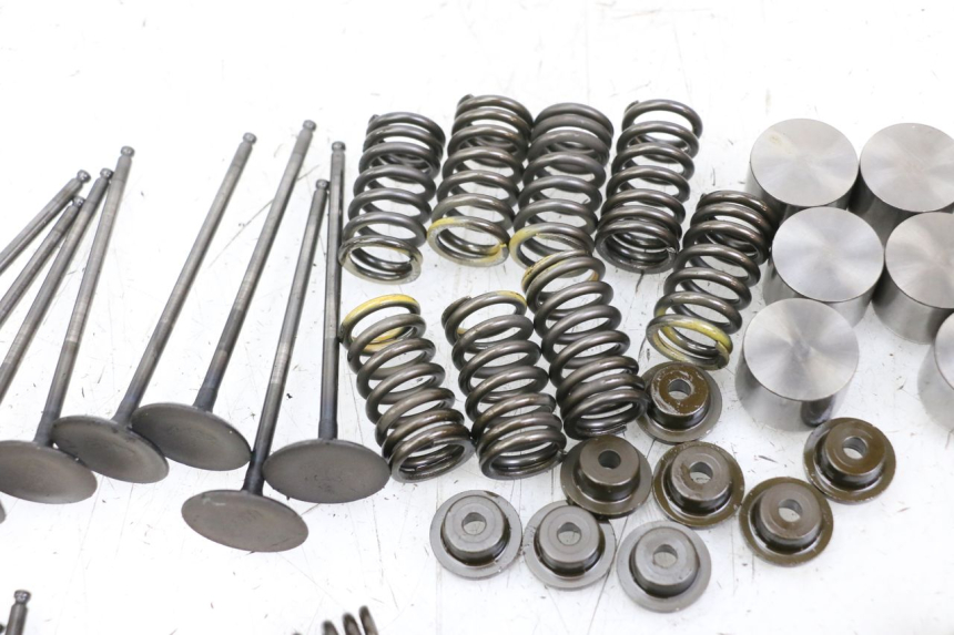 photo de VALVULA MOTOR SUZUKI GSR 750 (2011 - 2017) - Estado de la superficie y material