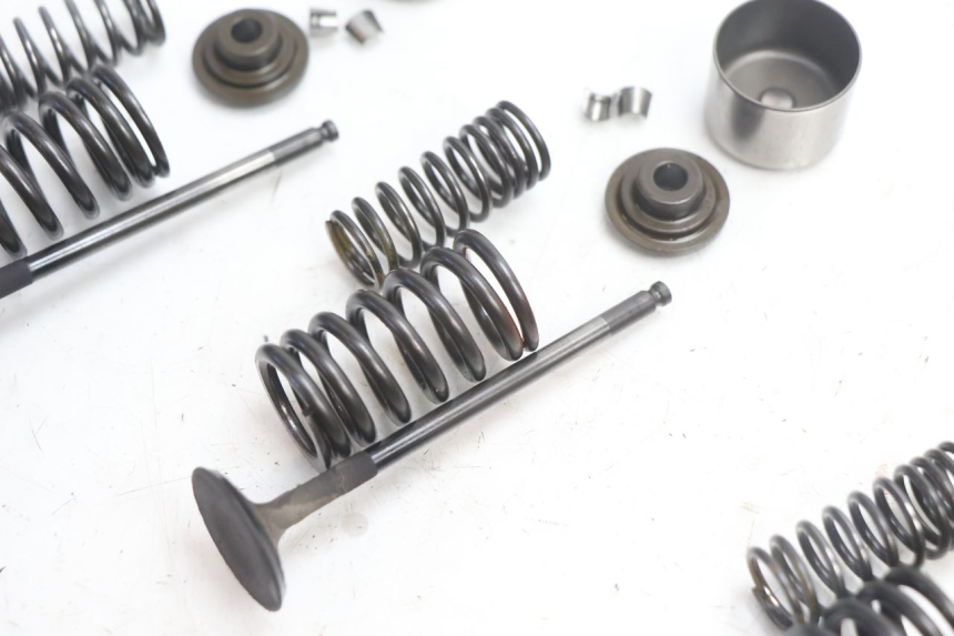 photo de VALVULA MOTOR SUZUKI SV S 650 (2003 - 2009) - Primer plano técnico