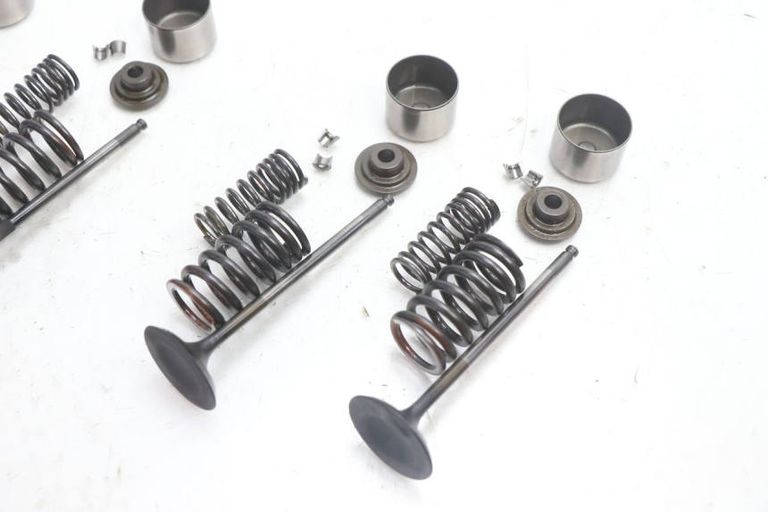 photo de VALVULA MOTOR SUZUKI SV S 650 (2003 - 2009) - Detalles de los puntos de fijación