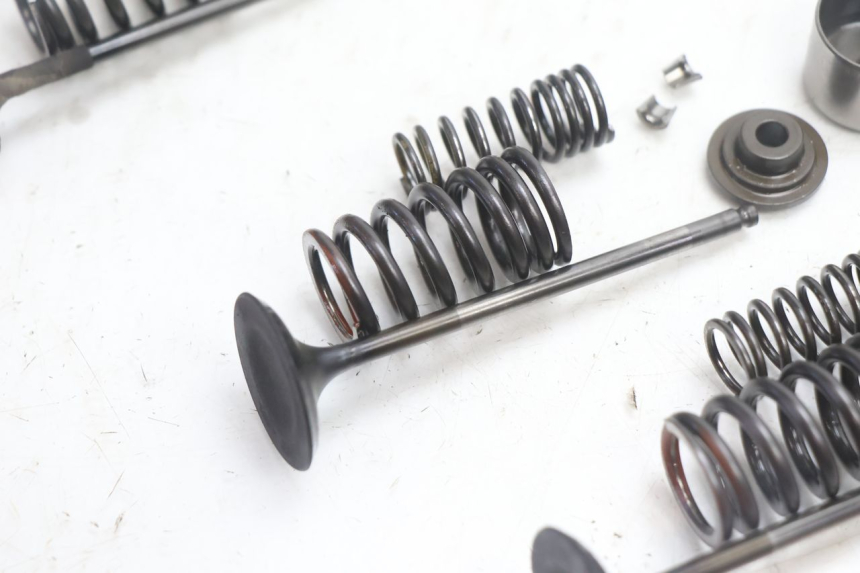 photo de VALVULA MOTOR SUZUKI SV S 650 (2003 - 2009) - Estado de la superficie y material