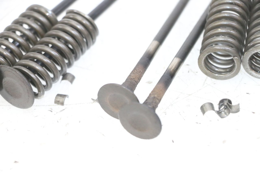 photo de VALVULA MOTOR PIAGGIO VESPA GRANTURISMO 200 (2004 - 2005) - Primer plano técnico