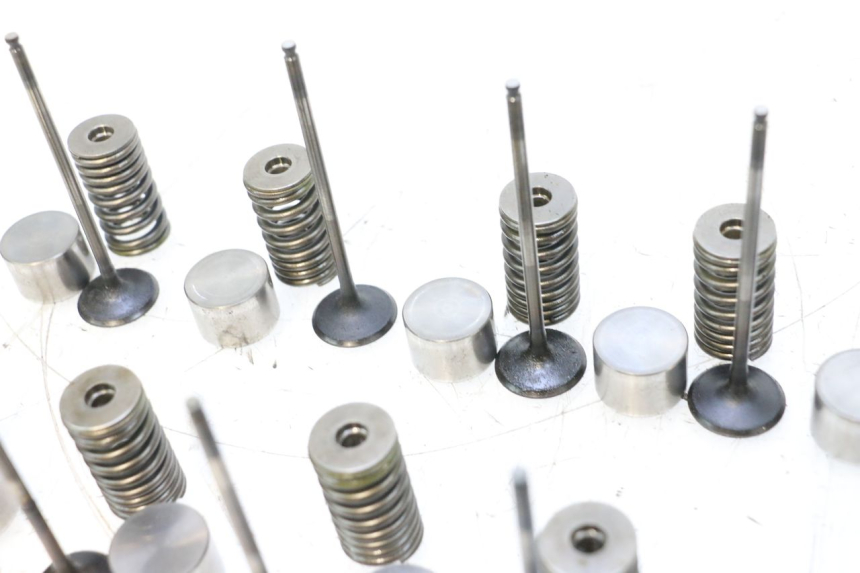 photo de VALVULA MOTOR YAMAHA XJ6 600 (2008 - 2016) - Zoom sobre los componentes