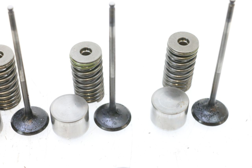 photo de VALVULA MOTOR YAMAHA XJ6 600 (2008 - 2016) - Primer plano de alta resolución