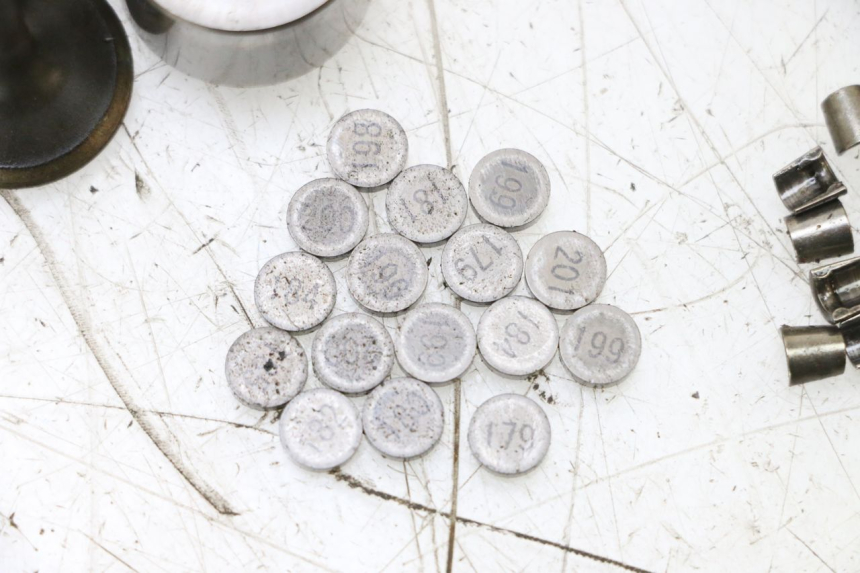 photo de VALVULA MOTOR YAMAHA XJ6 600 (2008 - 2016) - Inspección visual detallada