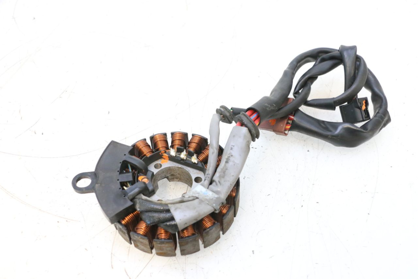 photo de STATOR HONDA PCX (JF57/JF64) 125 (2014 - 2018) - Detalles de los puntos de fijación